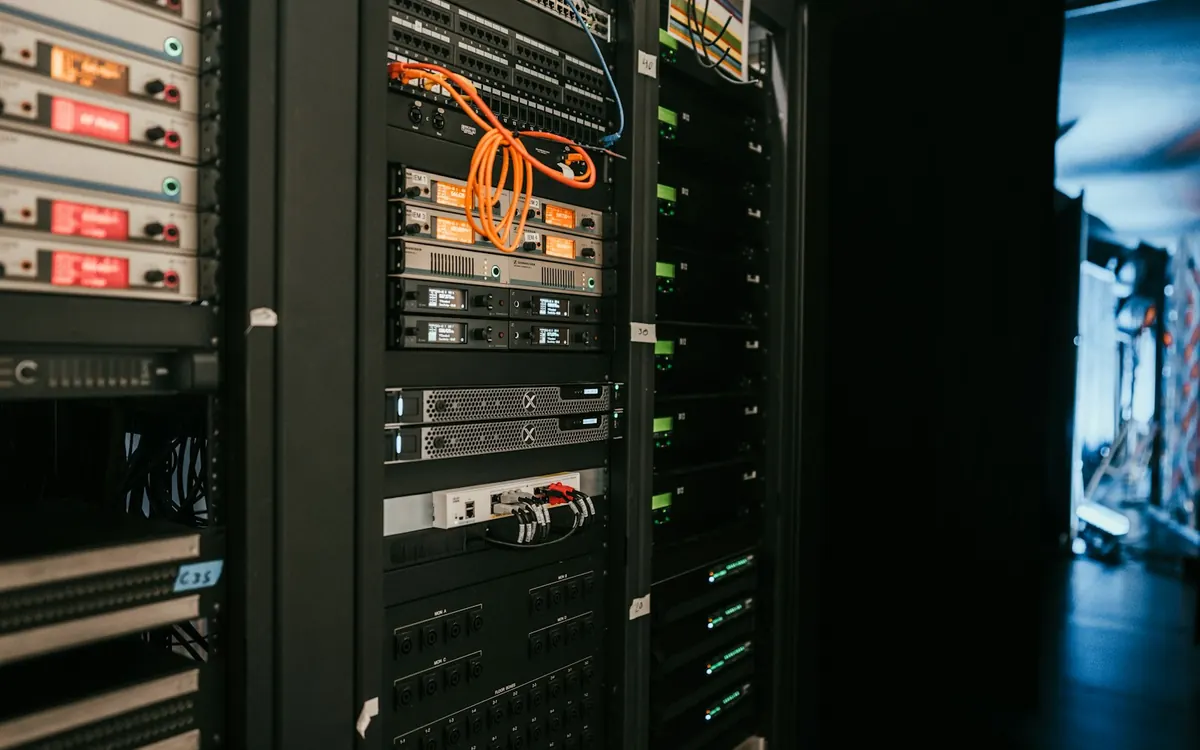 Cuanto consume un NAS encendido 24h en 2026