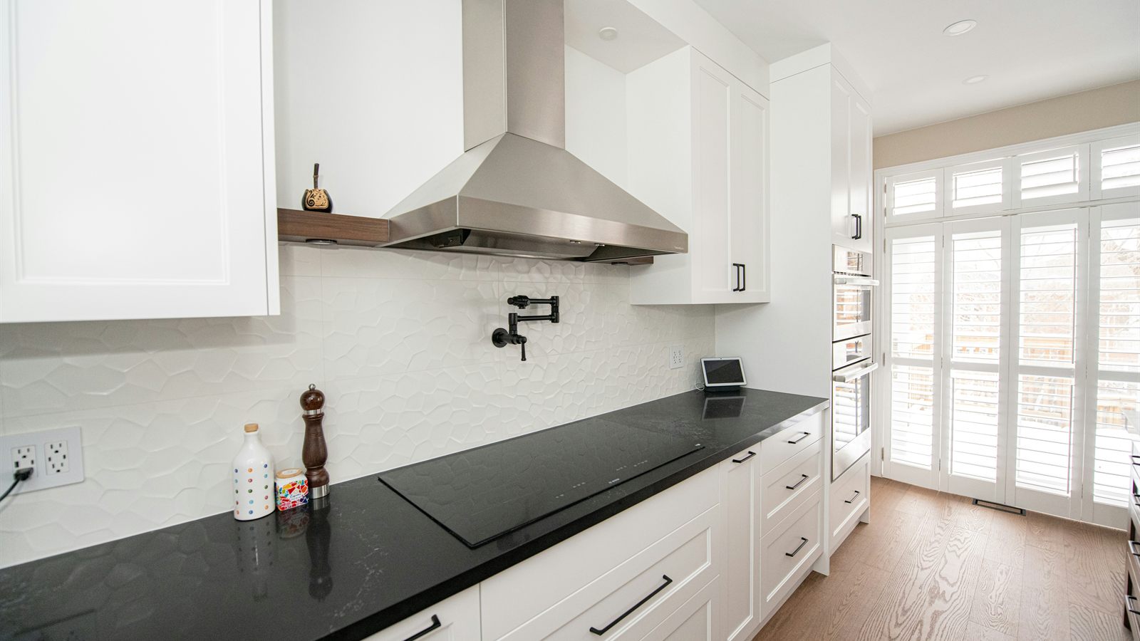 Cocina moderna blanca reformada con encimera oscura