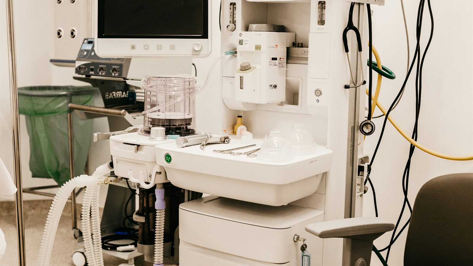 Consulta dental con ordenador y equipamiento clÃ­nico